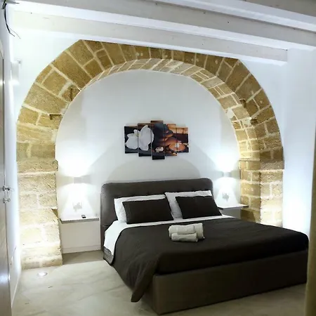 Maniace Apartment *