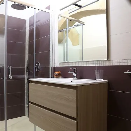 Maniace Apartment *